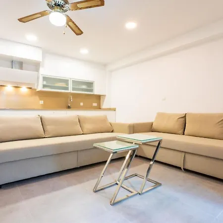 Apartment In Heart Of Town On The Coast *