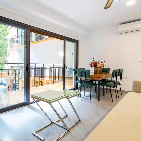 In Heart Of Town On The Coast Apartment