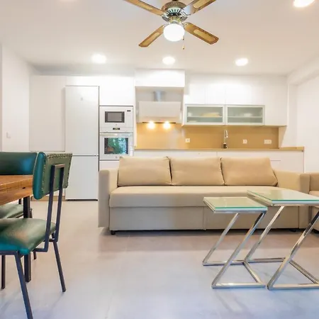 Apartment In Heart Of Town On The Coast *