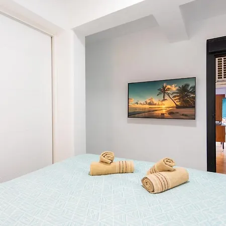 In Heart Of Town On The Coast Apartment *